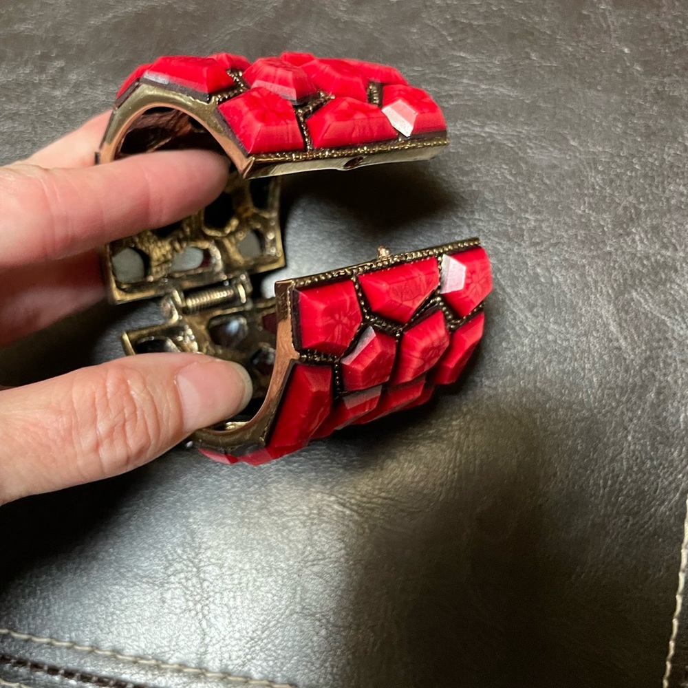 Red shell hinge statement cuff - Picture 3 of 3